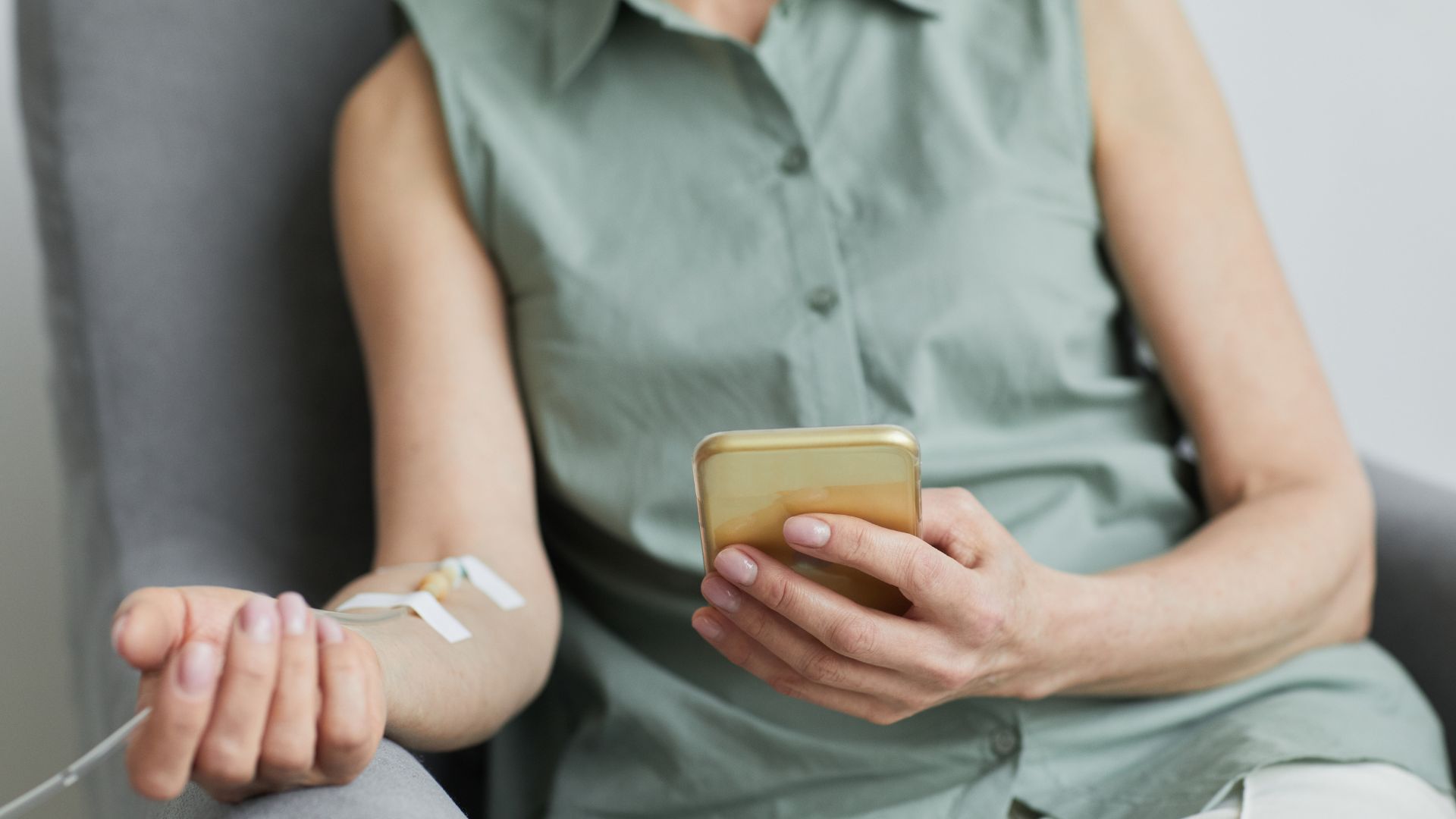Dokter Joy of Care melakukan terapi infus vitamin di rumah