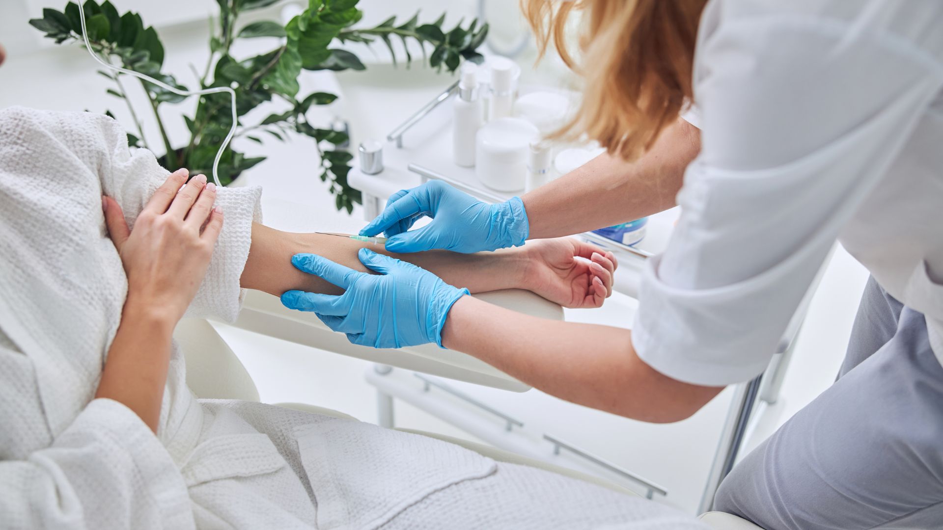 Persiapan infus dan suntik vitamin oleh tenaga medis