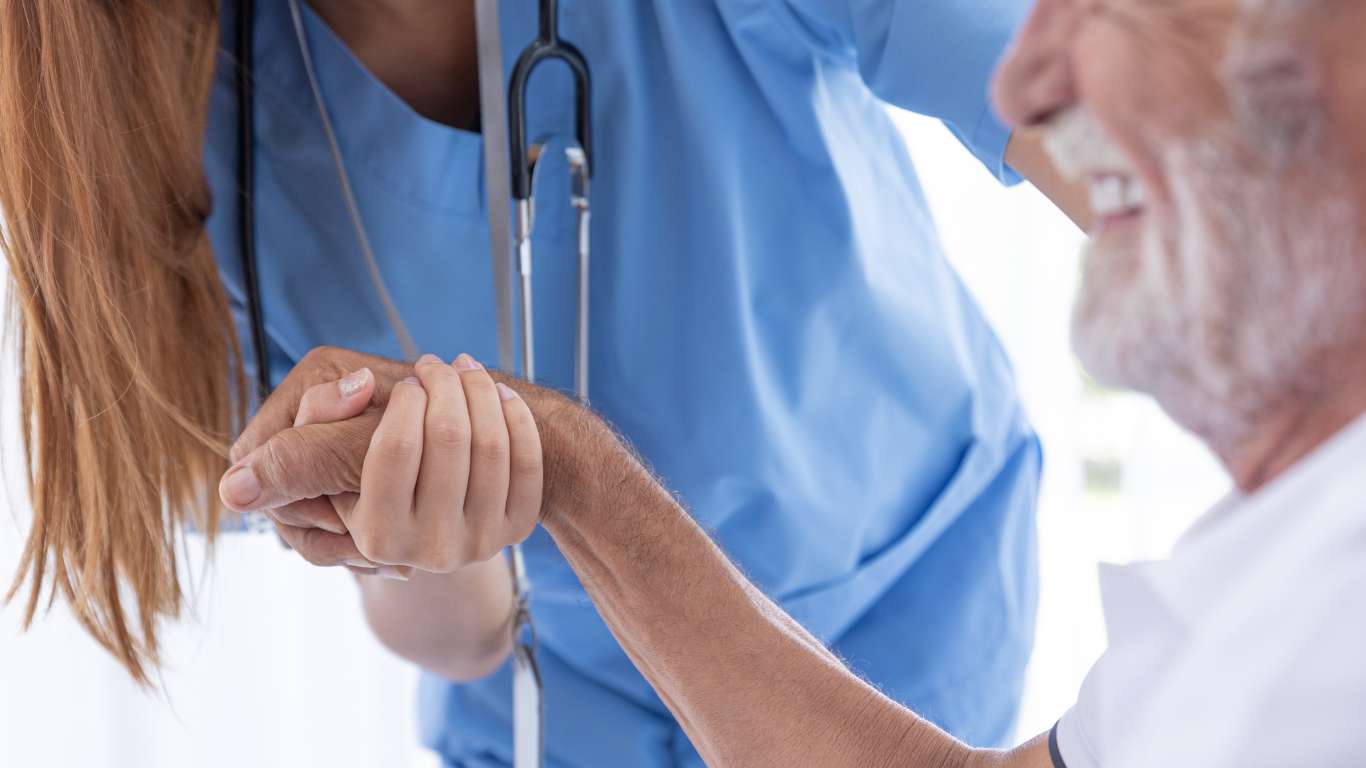 Perawat Joy of Care mendampingi pasien pasca operasi