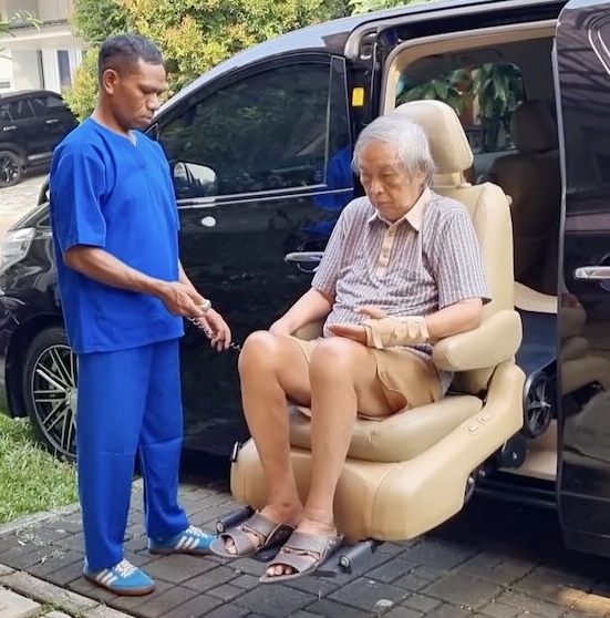 Tim perawat TransCare mendampingi pasien selama perjalanan